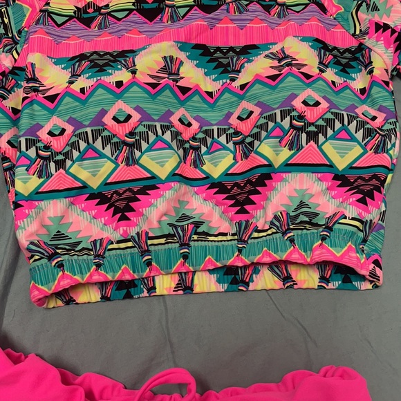 2 piece. Cropped rash guard and matching shorts - Picture 4 of 4